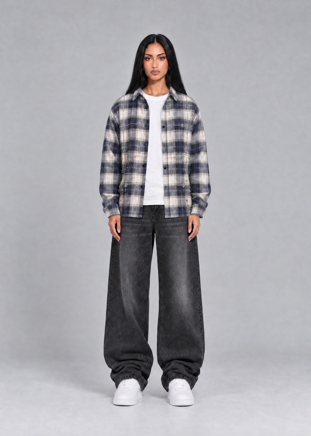 Baggy Jeans Black – Frau mit Flanellhemd – Vorderansicht