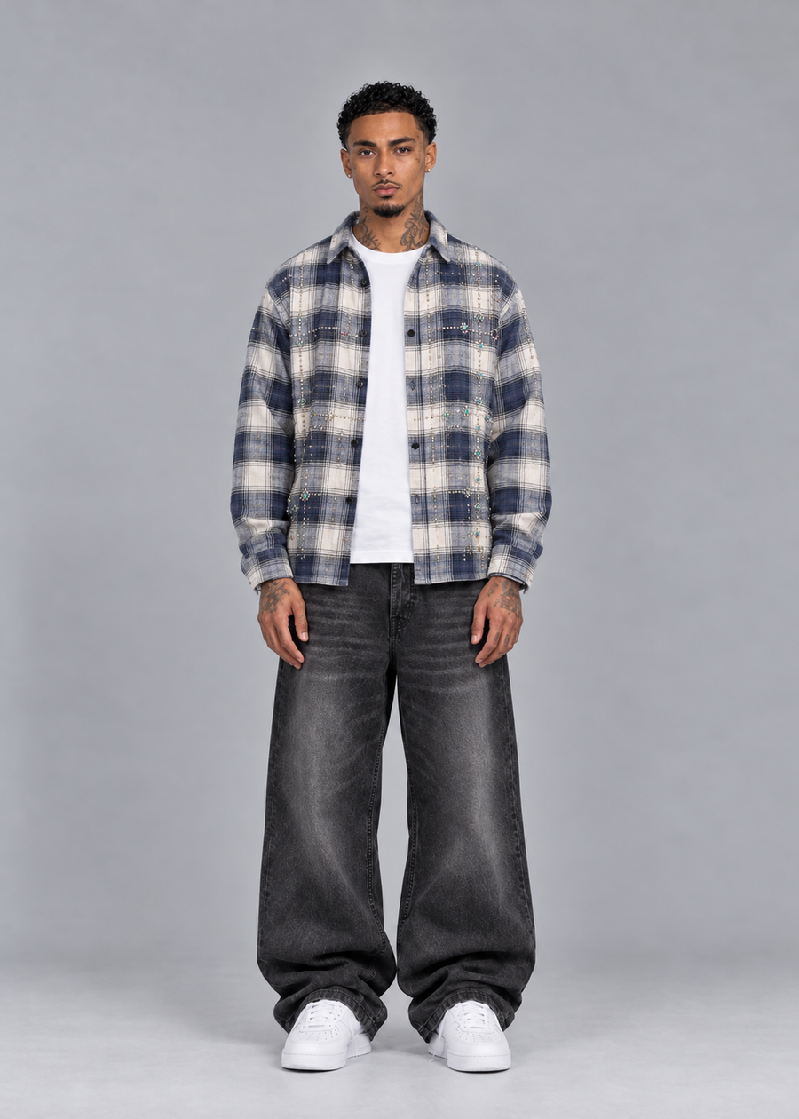 Baggy Jeans Black – Mann mit Flanellhemd – Vorderansicht