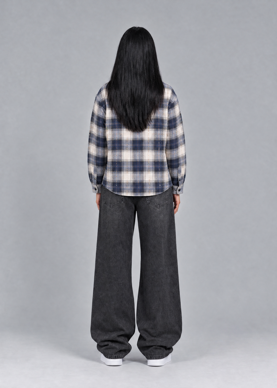 Baggy Jeans Black – Frau mit Flanellhemd – Rückansicht