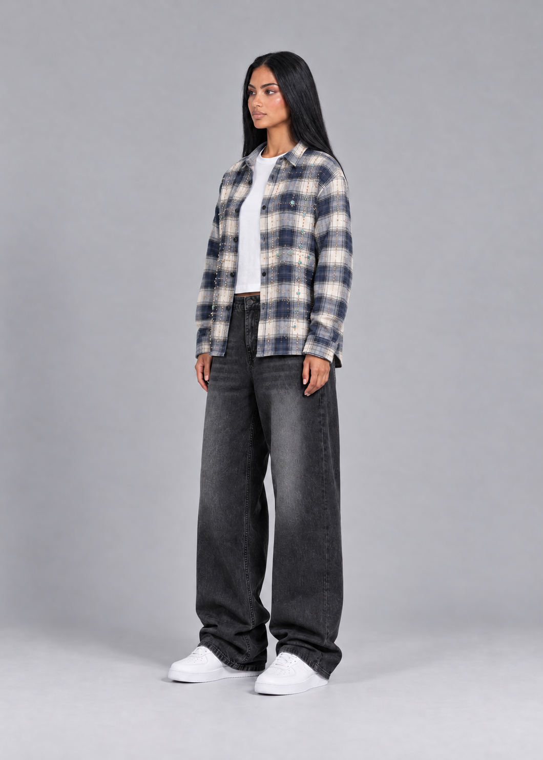 Baggy Jeans Black – Frau mit Flanellhemd – Seitenansicht