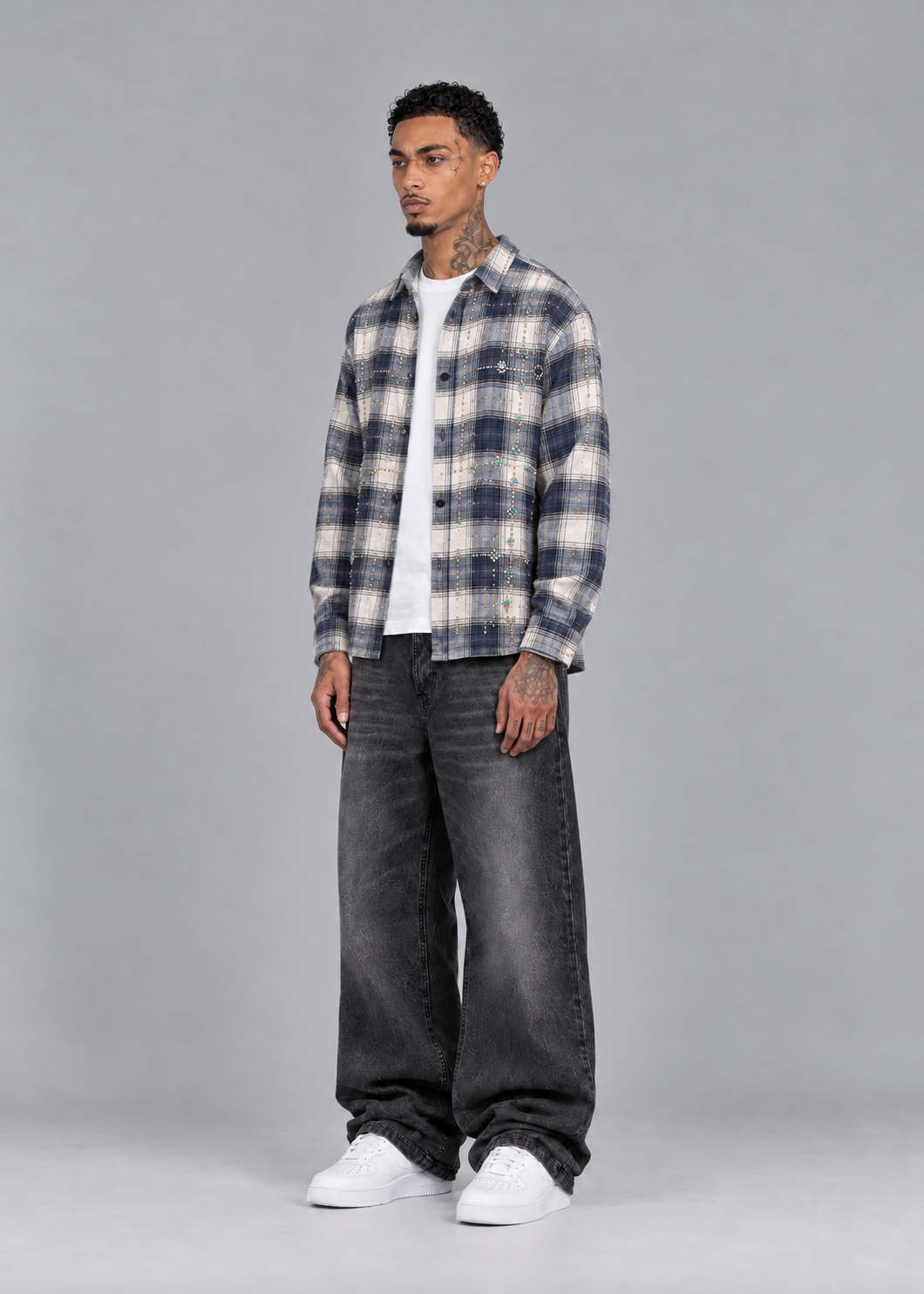 Baggy Jeans Black – Mann mit Flanellhemd – Seitenansicht